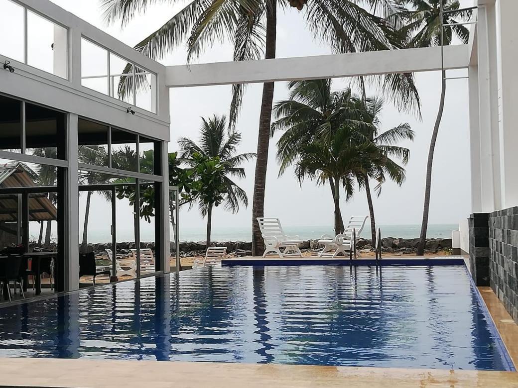 Saara Beach Hotel Marawila Exteriör bild