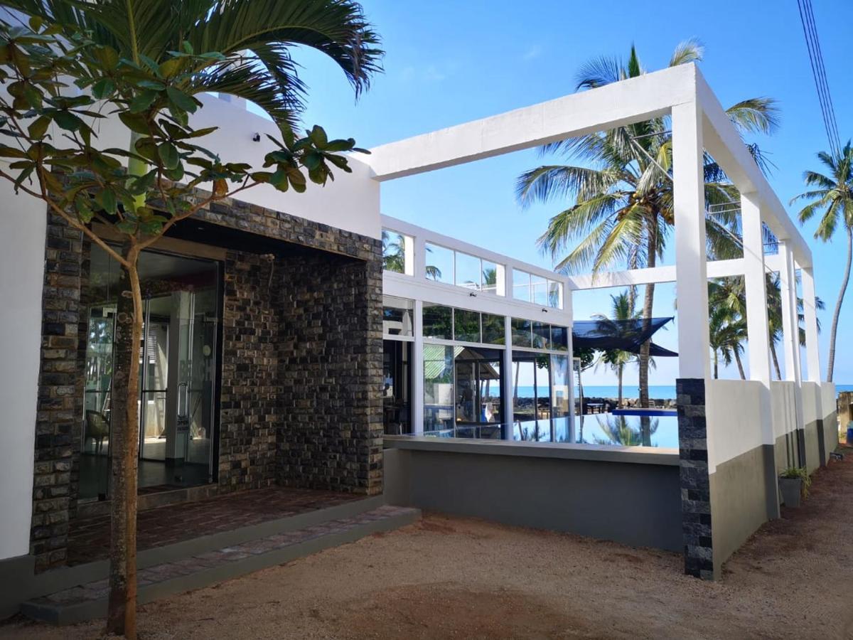 Saara Beach Hotel Marawila Exteriör bild