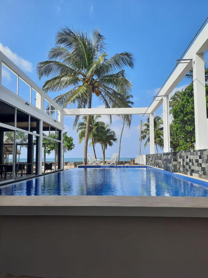 Saara Beach Hotel Marawila Exteriör bild