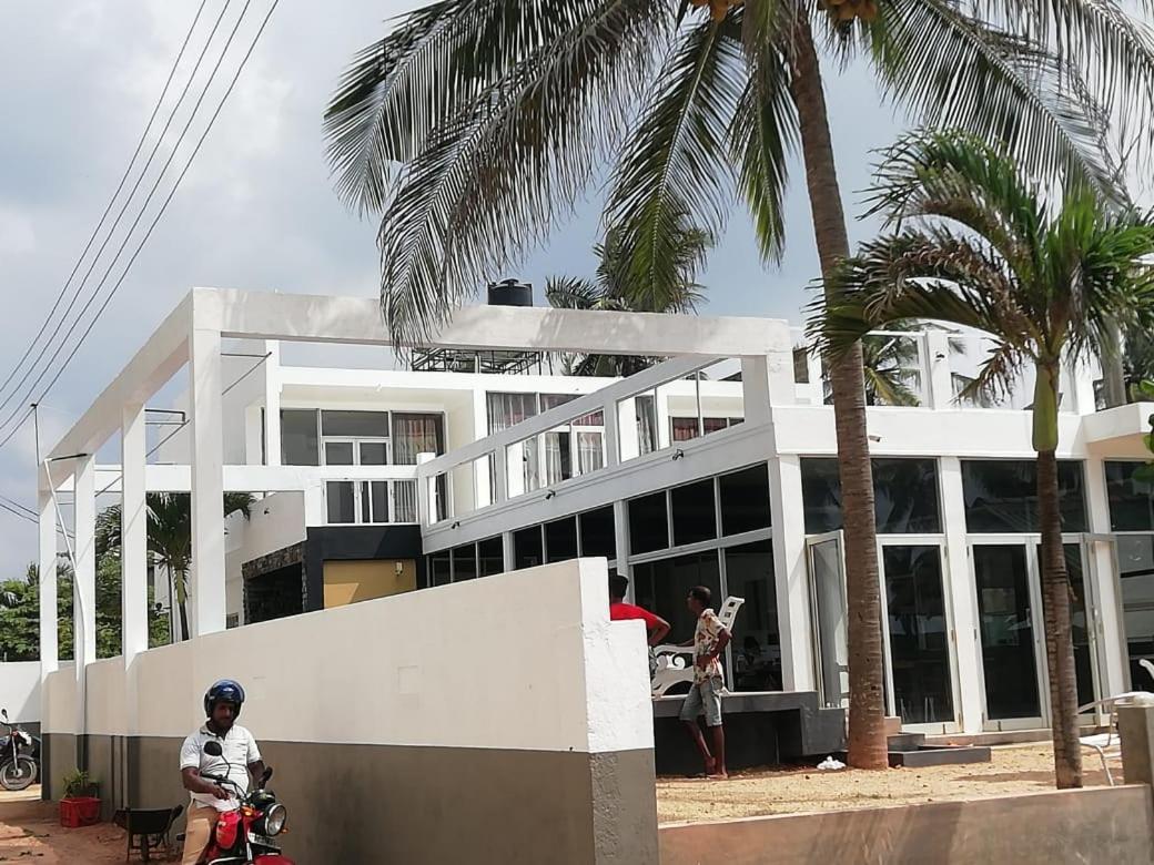 Saara Beach Hotel Marawila Exteriör bild