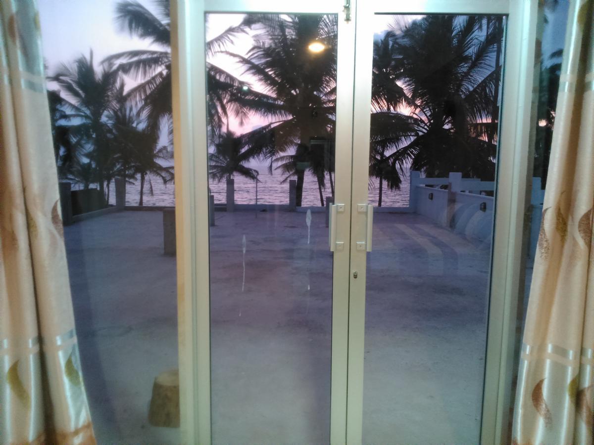 Saara Beach Hotel Marawila Exteriör bild