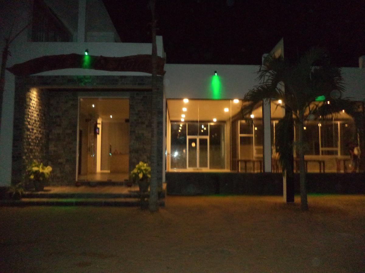 Saara Beach Hotel Marawila Exteriör bild