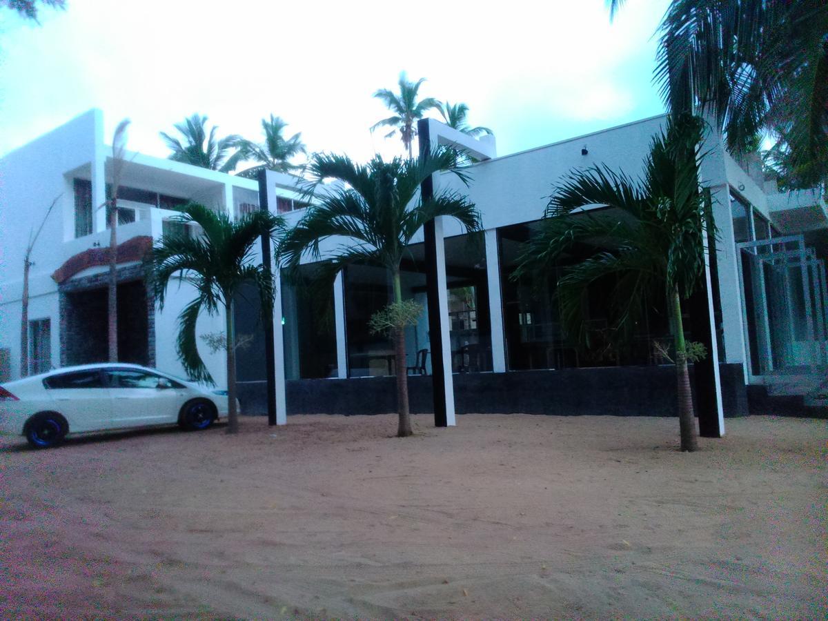 Saara Beach Hotel Marawila Exteriör bild