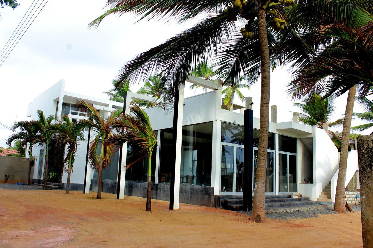 Saara Beach Hotel Marawila Exteriör bild
