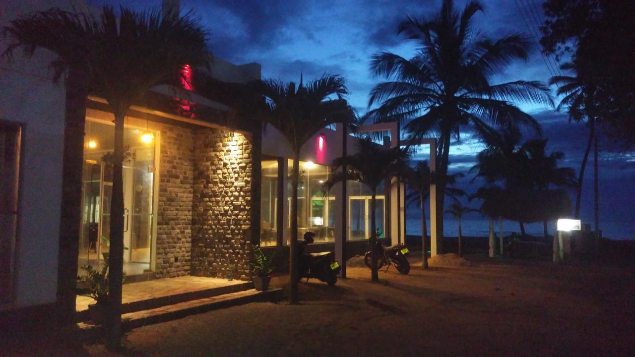 Saara Beach Hotel Marawila Exteriör bild