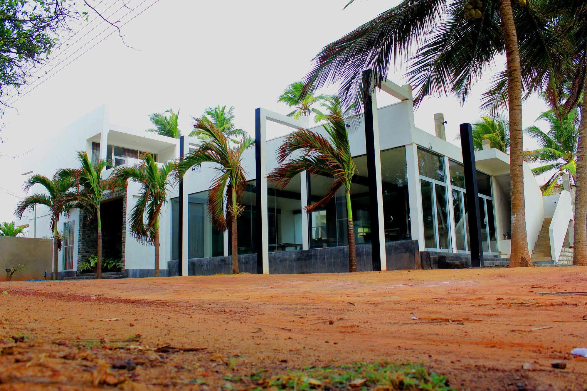 Saara Beach Hotel Marawila Exteriör bild