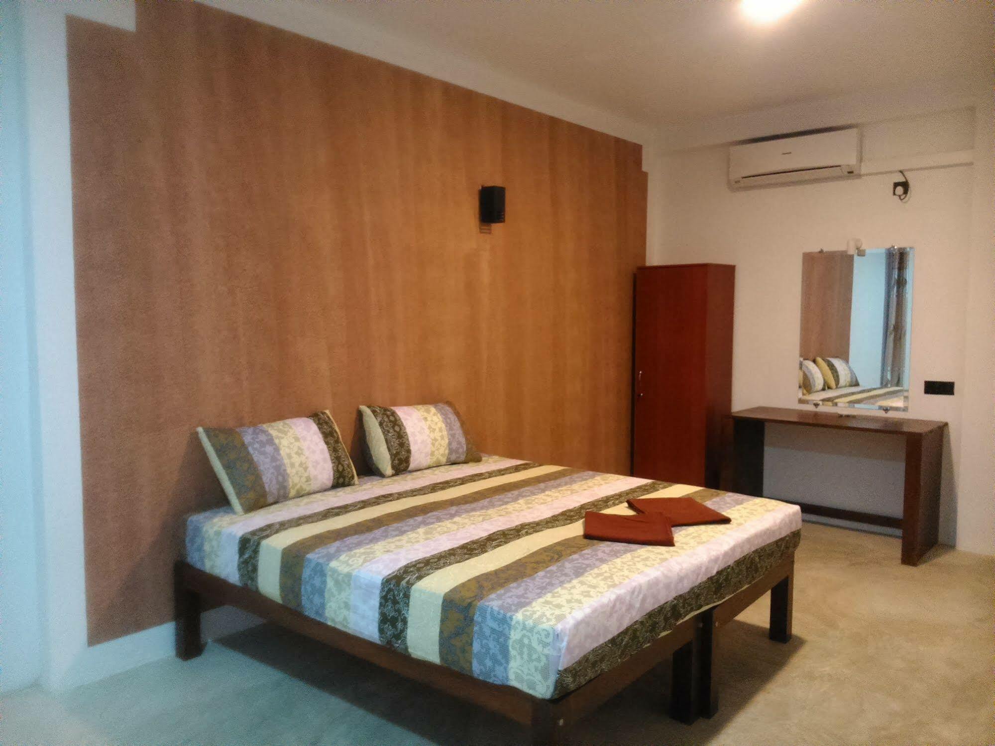 Saara Beach Hotel Marawila Exteriör bild
