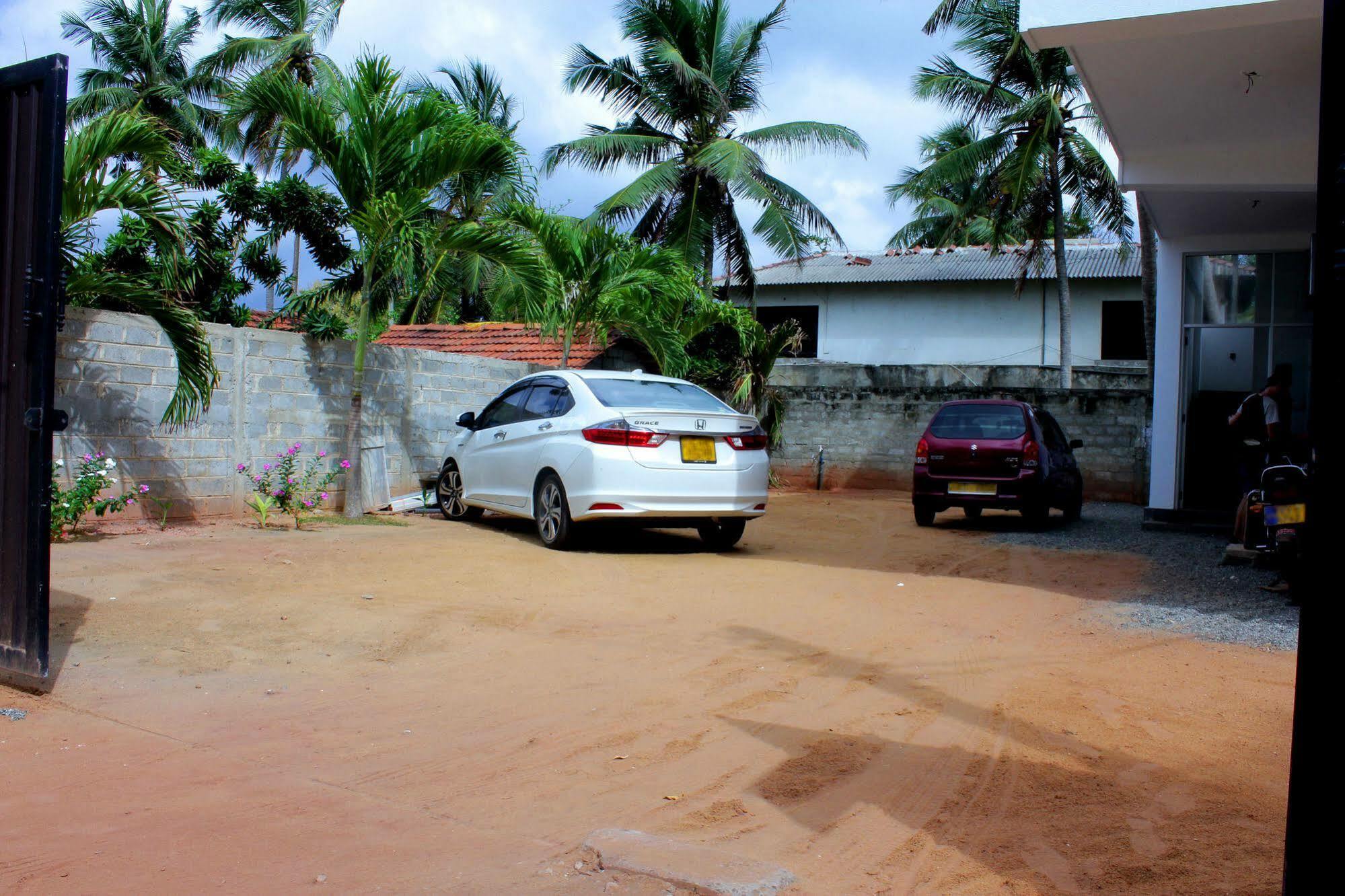 Saara Beach Hotel Marawila Exteriör bild